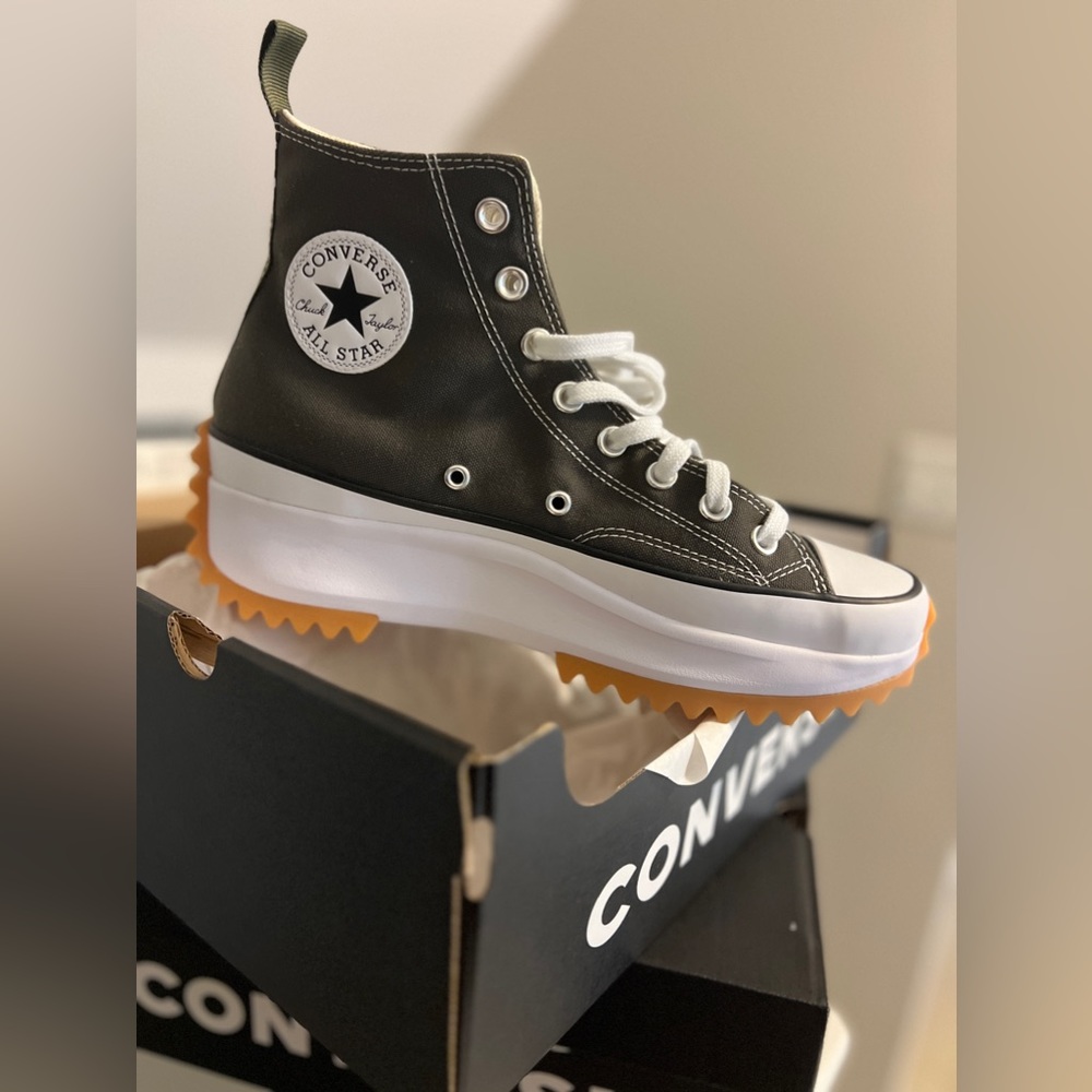 Brand new Black and white converse size 9 men 10.5 women